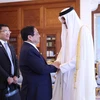 Thủ tướng Phạm Minh Chính chào Quốc vương Qatar Tamim bin Hamad Al Thani. (Ảnh: Dương Giang/TTXVN)