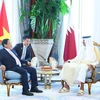 Thủ tướng Phạm Minh Chính chào Quốc vương Qatar Tamim bin Hamad Al Thani. (Ảnh: Dương Giang/TTXVN)