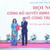 Ông Lê Minh Hưng, Ủy viên Bộ Chính trị, Bí thư Trung ương Đảng, Trưởng Ban Tổ chức Trung ương trao Quyết định của Bộ Chính trị cho bà Nguyễn Thị Tuyến. (Ảnh: Phương Hoa/TTXVN)