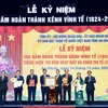 Lãnh đạo tỉnh An Giang và tỉnh Kiên Giang nhận Quyết định xác lập kỷ lục Việt Nam tôn vinh kênh Vĩnh Tế: “Kênh đào thủ công trong khu vực biên giới dài nhất Việt Nam.” (Ảnh: Thanh Sang-TTXVN)