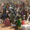 Người tị nạn chờ được phát thực phẩm cứu trợ tại Bentiu, Nam Sudan. (Ảnh: AFP/TTXVN)