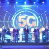 Các đại biểu nhấn nút khai trương kinh doanh dịch vụ 5G tại Lào. (Ảnh: Đỗ Bá Thành/TTXVN)