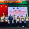 Đại sứ Hoa Kỳ tại Việt Nam trao tặng Giấy khen cho các đơn vị có nhiều đóng góp trong triển khai mô hình đáp ứng y tế công cộng với chùm ca nhiễm. (Ảnh: Ánh Tuyết/TTXVN)