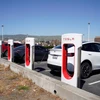 Trạm sạc điện của Tesla tại San Bruno, California, Mỹ. (Ảnh: THX/TTXVN)