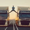 Video ngôi sao võ thuật Van Damme "ảo thuật” với xe tải