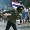 Video người biểu tình Thái làm loạn ở sở cảnh sát quốc gia