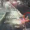 Video người đàn ông thoát chết kỳ diệu trước mũi xe hơi