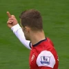 Wilshere bị phạt vì "ngón tay thối", Owen trách móc Moyes