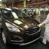 Một nhân viên làm việc ở nhà máy sản xuất của hãng Peugeot ở Trung Quốc. (Nguồn: AFP)