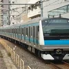 Tàu điện bị trật bánh, lật ở Tokyo do húc phải xe bảo trì