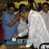 Tổng thống El Salvador Mauricio Funes bỏ phiếu tại một địa điểm bầu cử. (Nguồn: AFP/TTXVN)