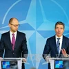 Thủ tướng Ukraine Arseniy Yatsenyuk (trái) và Tổng thư ký NATO Anders Fogh Rasmussen. (Nguồn: THX/TTXVN)