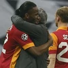 Video Drogba ôm hôn người thầy cũ Jose Mourinho