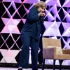 Bà Hillary Clinton trở thành "nạn nhân" của trò ném giầy
