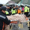 Chuyển các hành khách được cứu khỏi tàu SEWOL ngày 16/4. (Ảnh: AFP/TTXVN)