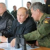 Tổng thống Nga Vladimir Putin và Bộ trưởng Quốc phòng Sergei Shoigu thị sát một cuộc tập trận của quân đội Nga (Nguồn: RIA)