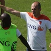 [Video] Arjen Robben hăng máu đạp đồng đội ngay trên sân tập