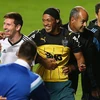 Thực hư chuyện Ronaldinho vào sân tập quỳ lạy Lionel Messi