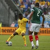 [Photo] Santos gặp dớp "đen", Mexico "nhọc nhằn" hạ Cameroon