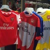Áo đấu mới của Arsenal được bày bán trong cửa hàng Puma?
