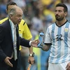 Huấn luyện viên của Argentina bị học trò phun nước vào mặt