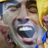 Cổ động viên Uruguay hóa thân thành Suarez trên khắp khán đài