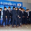 [Video] Các cầu thủ Hàn Quốc bị người hâm mộ ném kẹo cứng