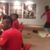 Cầu thủ Ghana lại gây sốc khi hút shisha ngay trong phòng ăn