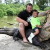 Cậu bé 5 tuổi cưỡi cá sấu khổng lồ để "nối tiếp truyền thống"