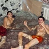 Hai chàng trai làm bể bơi trong phòng khách vì trời quá nóng