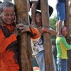 [Photo] Độc đáo trò chơi dân gian leo cột mỡ tại Indonesia
