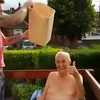 Cụ ông 102 tuổi vẫn "liều mạng" với thử thách dội nước đá