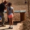 Bé gái 9 tuổi vô tình cướp cò bắn chết người thầy dạy bắn súng