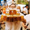 Hầu bàn người Đức lập kỷ lục thế giới với 27 vại bia trên tay