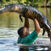 Người đàn ông liều mạng nhấc bổng con cá sấu nặng tới 200kg