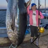 Bé gái 12 tuổi câu được con cá ngừ khổng lồ nặng gần 300kg 