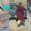 Cô gái gây sốc khi đi bộ chân trần giữa thủ đô Afghanistan