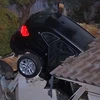 [Video] Xe ôtô bị mất lái đâm thủng nóc nhà người dân