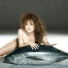 Diễn viên xinh đẹp chụp ảnh khỏa thân với cá ngừ để gây quỹ