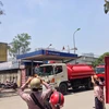 [Photo] Hà Nội: Cháy lớn tại kho giấy nằm ngay cạnh cây xăng