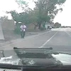 [Video] Cảnh sát Mỹ tông thẳng xe vào người đàn ông có vũ trang
