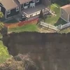 [Video] Hai ngôi nhà tại Mỹ suýt bị "hố tử thần" nuốt chửng