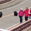 [Video] Du khách sợ hãi, chạy nháo nhác khi bị đàn gấu "truy sát"