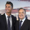 Florentino Perez bên bản hợp đồng đáng giá của mình Cristiano Ronaldo. (Nguồn: www.marca.com)