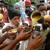 Tình nguyện viên phát nước hoa quả miễn phí cho người đi đường nhằm giải nhiệt khi nắng nóng hoành hành tại Amritsar ngày 29/5. (Nguồn: AFP/TTXVN)