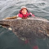 Erik Axner và con cá bơn khổng lồ. (Nguồn: Daily Mail)