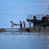Lực lượng cứu hộ Trung Quốc nỗ lực tìm kiếm nạn nhân vụ chìm tàu tối 2/6. (Nguồn: AFP/ TTXVN)