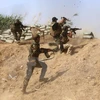 Binh sỹ Iraq giao tranh với phiến quân IS. (Ảnh: AFP/TTXVN)