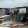 [Photo] Hiện trường vụ cháy lớn ở nhà xưởng sản xuất chăn bông
