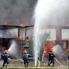 Lực lượng phòng cháy chữa cố gắng dập lửa. (Nguồn: Nguyễn Công Hải/Vietnam+)